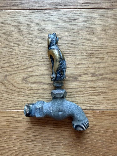 Vintage wasserhahn mit katze - vintage,